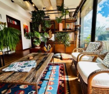 Luxury One-Bedroom Apartment steps from Park 93 – Breakfast Included